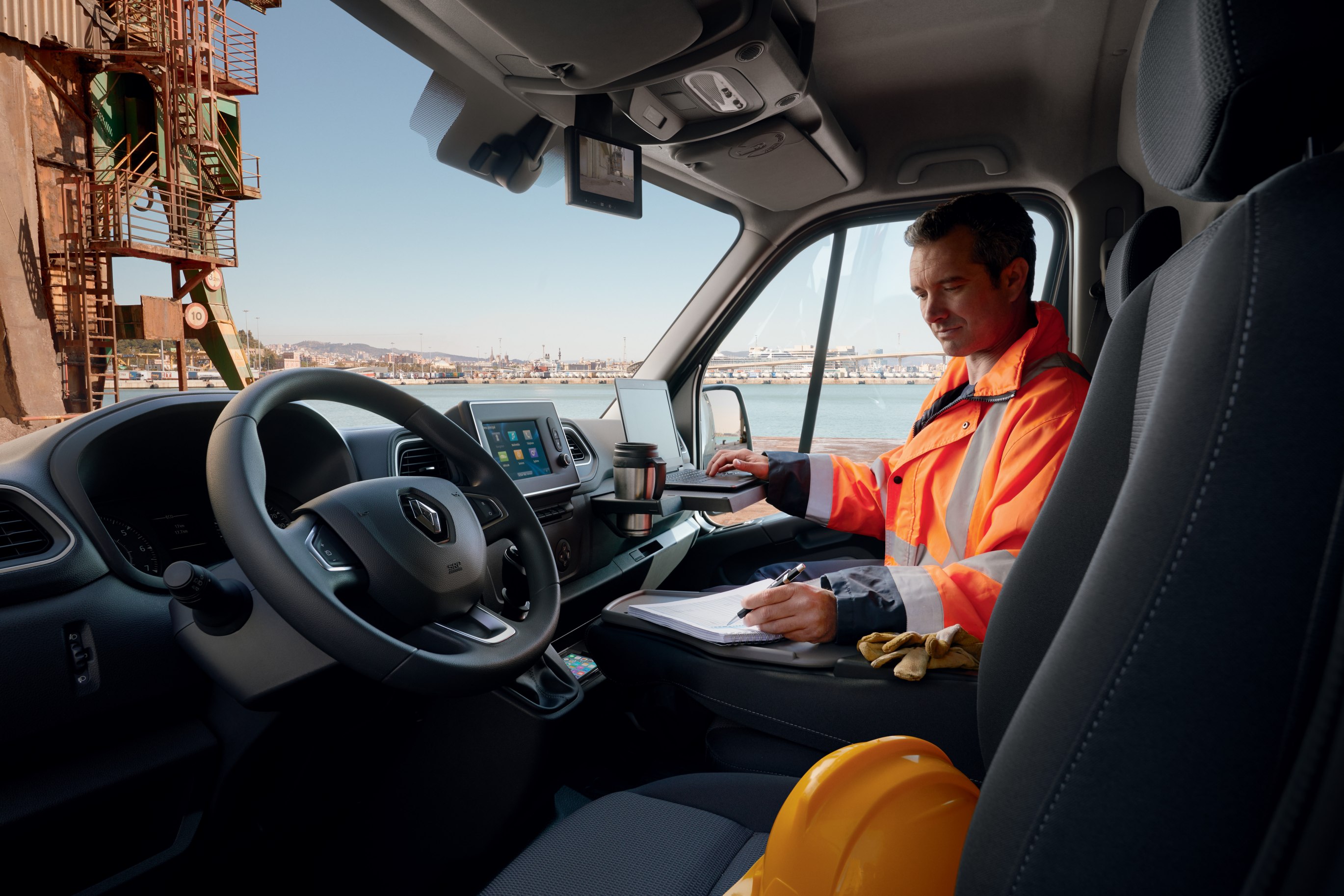 21227741_2019_-_new_renault_master.jpg